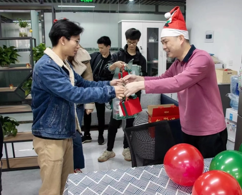 newtop general manager gives Christmas gifts to employees