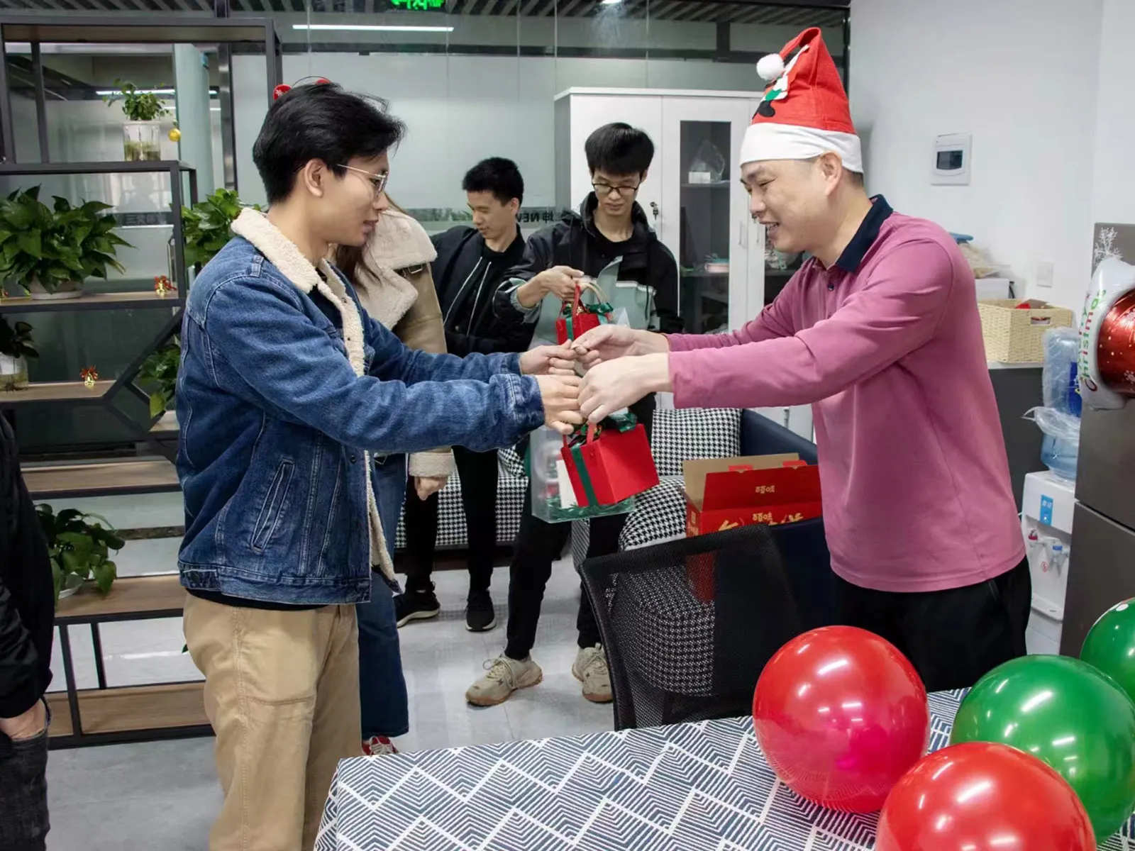 newtop general manager gives Christmas gifts to employees