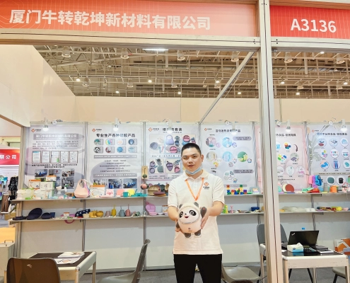 newtop silicone team at trade show (3)