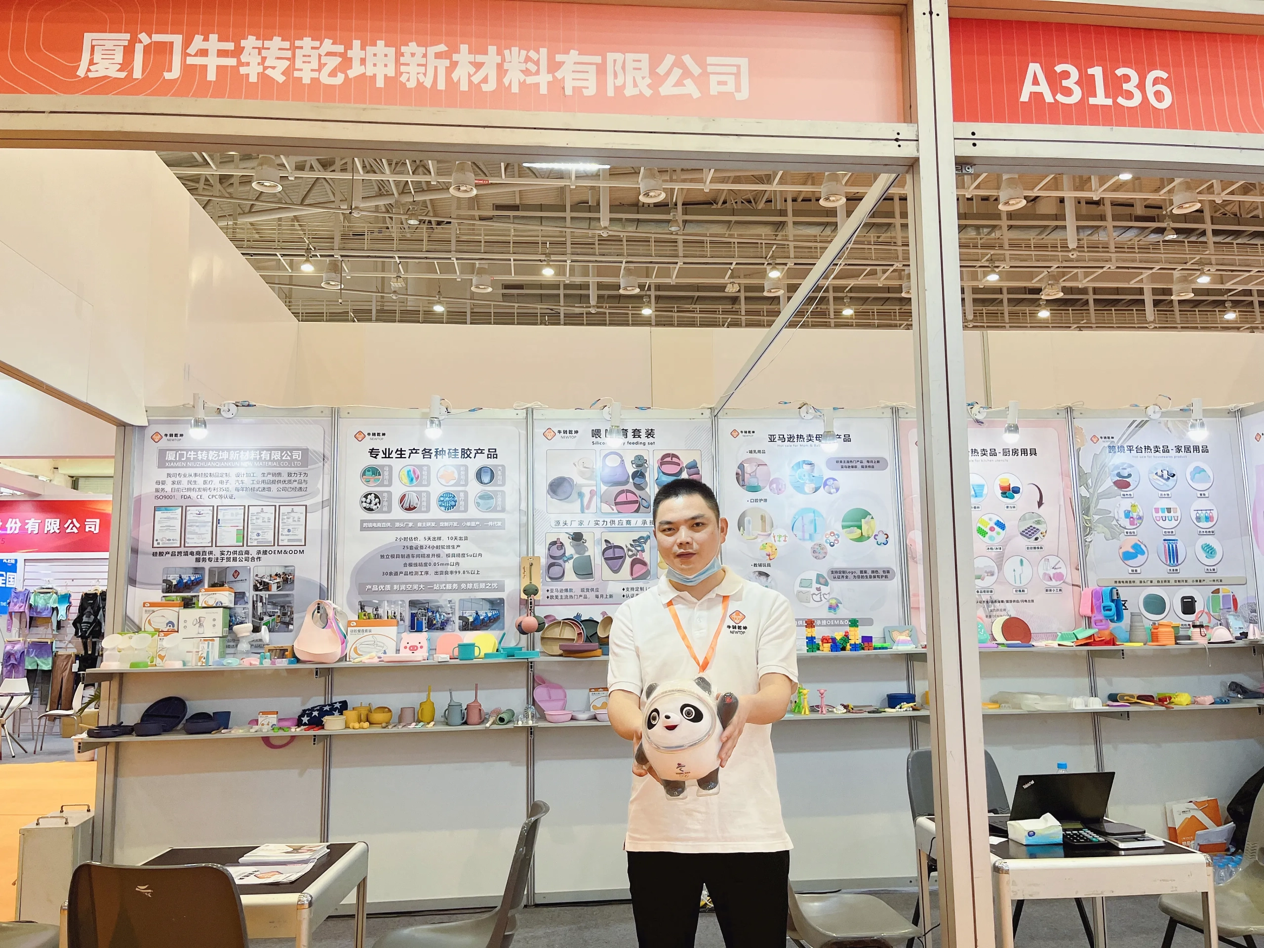 newtop silicone team at trade show (3)
