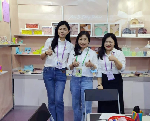 newtop silicone team at trade show (4)