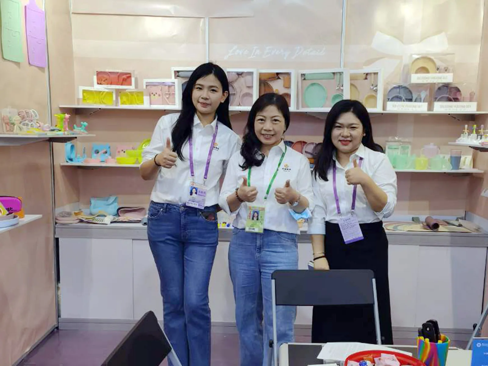 newtop silicone team at trade show (4)